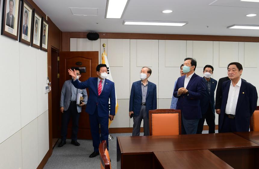 김진부 경남도의회 의장, 역대 도의회 의장들과 의회 발전 논의 - 4