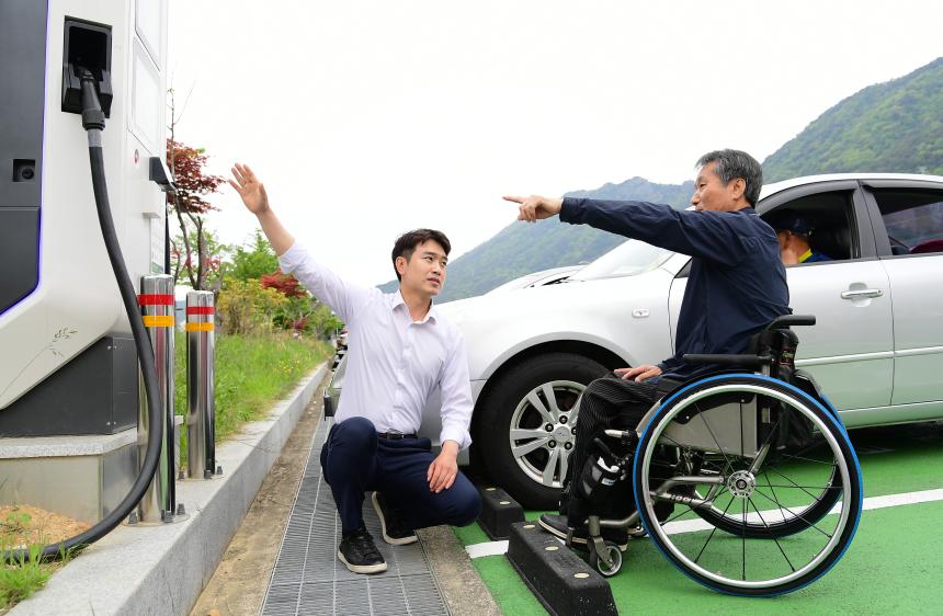 정재욱 의원, 전기차 충전은 비장애인만? 장애인 편의시설 전무해 - 1