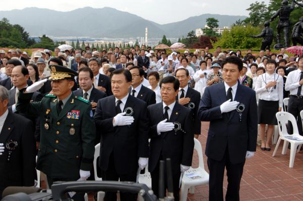 제52회 현충일 기념식 참석 헌화