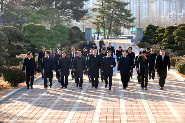 허기도 의장은 새해 충혼탑 및 국립 3.15묘지참배