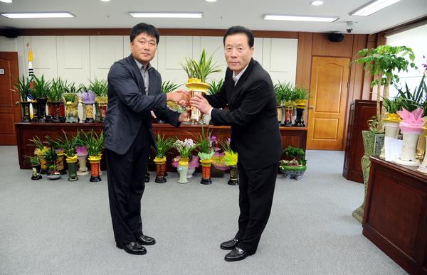 도의회 김오영의장 당선축하 난화분 직협에 기부