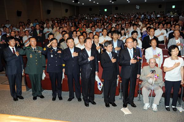 경상남도의회 김오영 의장 광복절경축식 및 기념타종 사진