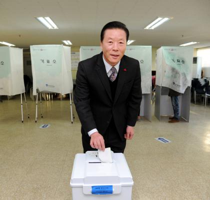 김오영 의장 대통령선 선거와 도지사 보궐선거 투표