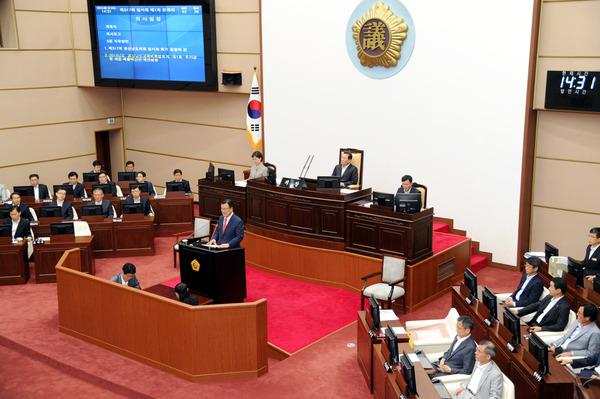 김오영 의장 제317회 경상남도의회 임시회 사회