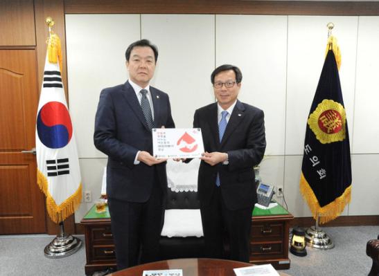 경상남도의회 김윤근 의장, 사랑의 헌혈 업무협약