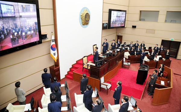 김윤근 의장 제320회 제1차정례회 회의 참석