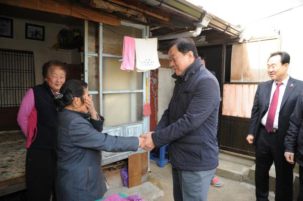 김윤근 경남도의회 의장, 연말연시 불우계층 위문