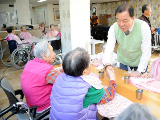 김윤근 도의장, 연말연시 노인요양원 찾아 배식봉사