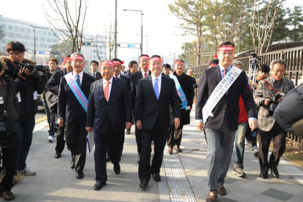 김윤근 의장, 남부내륙철도 조기건설 촉구 도민 집회 참석