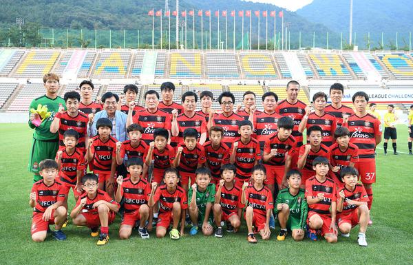 경상남도의회 박동식 의장 경남FC 홈경기 시축 및 선수단 격려