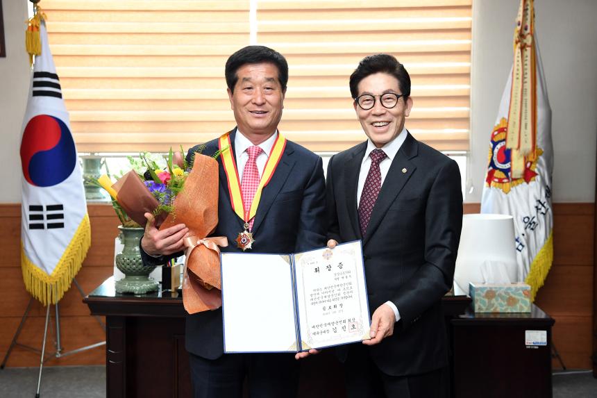 박동식 경남도의회 의장, 향군 공로휘장 수상