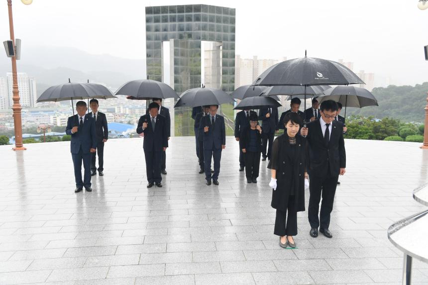 제11대 경상남도의회 의장단 국립 3.15묘지 참배 등 첫 공식일정 가져...