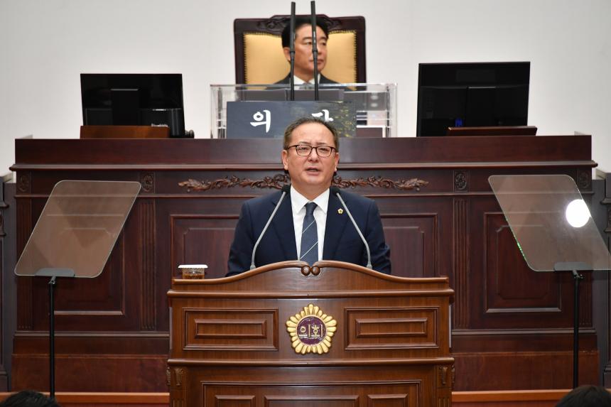 정규헌 의원, 교착상태 웅동1지구 개발사업 도정질문 나서