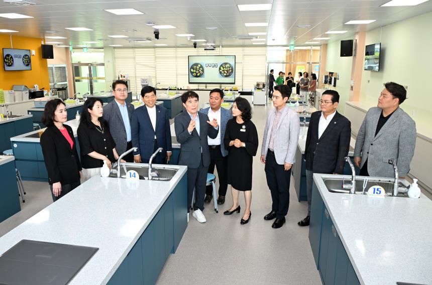 경상남도의회 교육위원회, 학교 급식환경개선과 수학 문화 확산을 위한 현지의정활동 실시