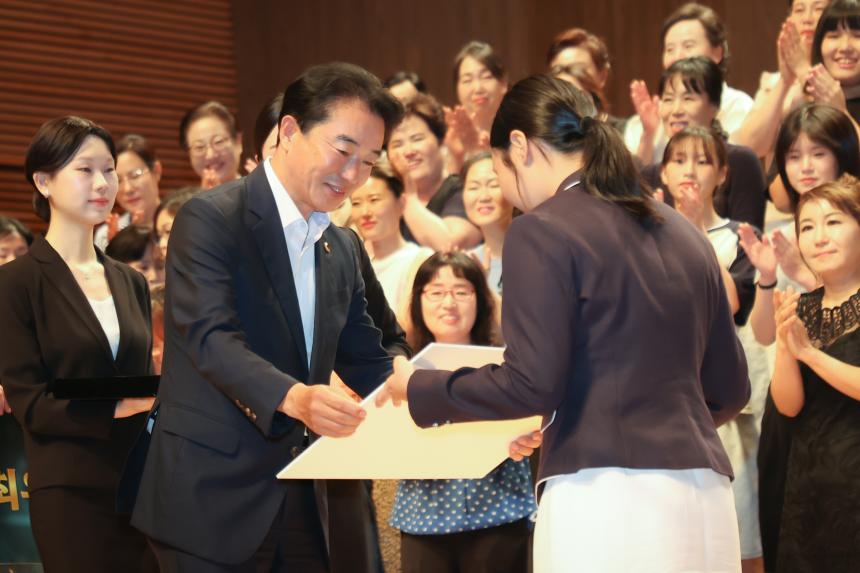 경남예술제 합창경연대회서 참가자 시상