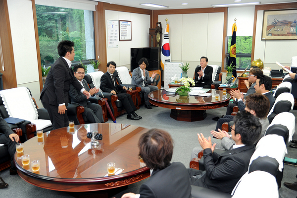 일본 이바라기청년회의소 도의회방문 사진 - 1