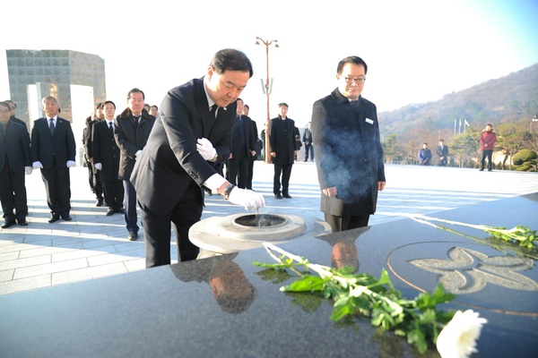 김윤근 의장, 새해 3·15민주묘지 참배 - 2