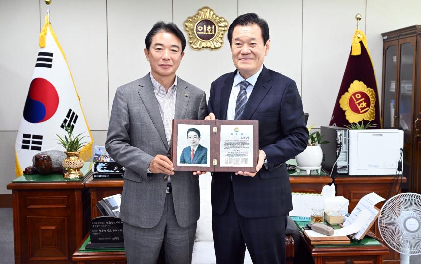 경남도의회 최학범 의장, 재경경남도민회 취임 축하패 받아 - 1