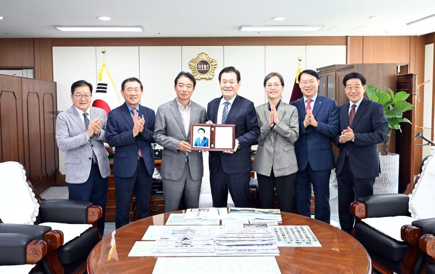 경남도의회 최학범 의장, 재경경남도민회 취임 축하패 받아 - 2