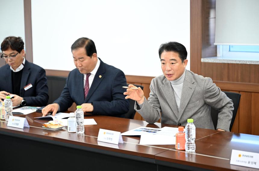 “경상남도의회 최학범 의장, 신성장 산업육성 현장방문” - 2