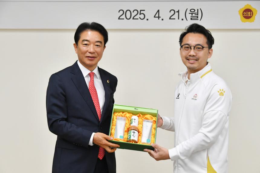 2025 아시아태평양 농아인 축구 홍콩 선수단, 경남도의회 방문해 농아인 체육문화 교류 논의 - 1