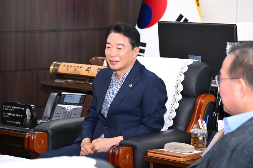 경상남도의회, 호우 피해 복구 지원을 위한 성금 1,000만원 기탁 - 2
