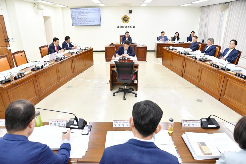 경남도의회 경제환경위원회, “소비쿠폰·지역사랑상품권, 지방재정 부담…지역 실정 맞는 추진 필요” - 1