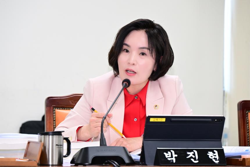 박진현 경남도의원, 경남교육청 ‘불법카메라탐지기’ 관외 업체 계약…지역 경제 외면 지적 - 1