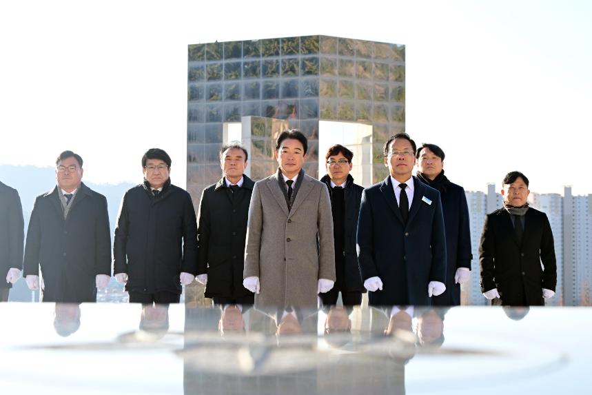 경남도의회, 병오년 신년맞이 현충시설 참배 및 시무식 개최 - 1