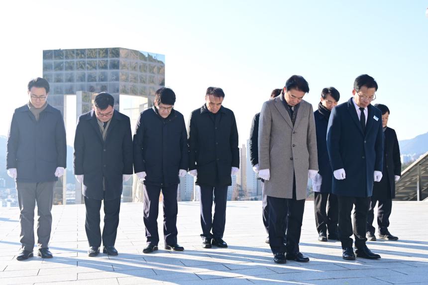 경남도의회, 병오년 신년맞이 현충시설 참배 및 시무식 개최 - 2
