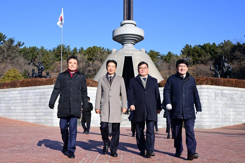 경남도의회, 병오년 신년맞이 현충시설 참배 및 시무식 개최 - 5