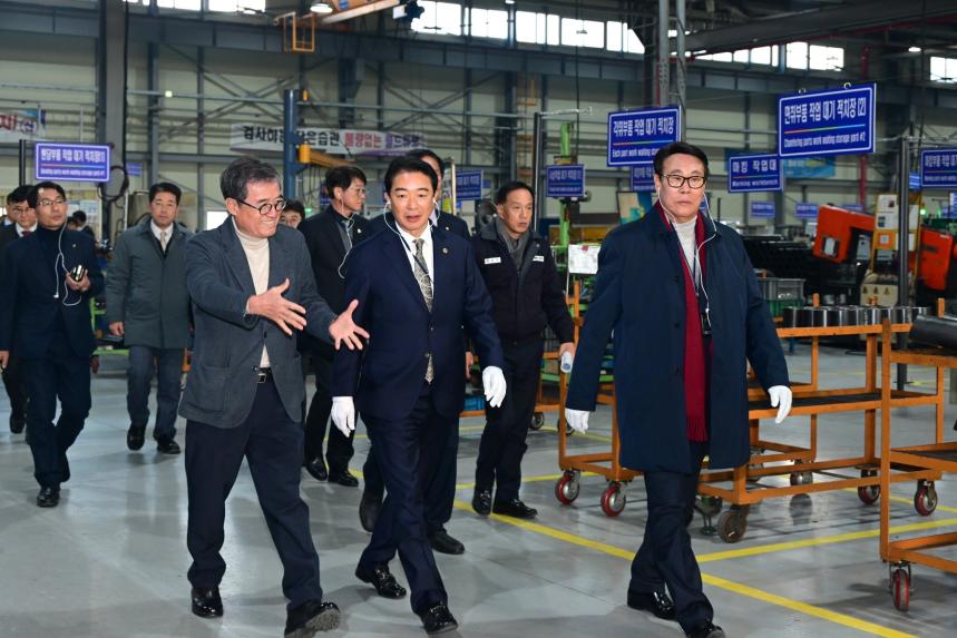 경남도의회 최학범 의장, 김해 테크노밸리산단 입주기업 격려 - 1