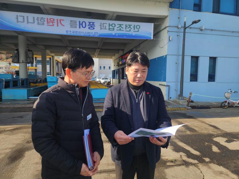 박동철 경남도의원, 진해 속천항 ‘기상정보 제공 시스템’ 가동 점검 - 1