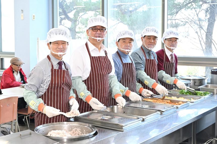 경남도의회 문화복지위원회, 설명절 앞두고 경로식당 봉사 ‘구슬땀’ - 1