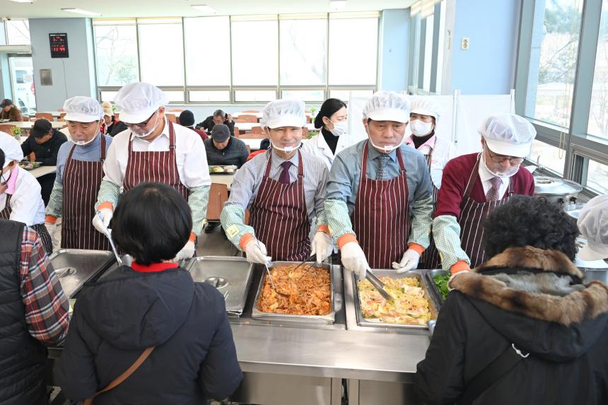 경남도의회 문화복지위원회, 설명절 앞두고 경로식당 봉사 ‘구슬땀’ - 3
