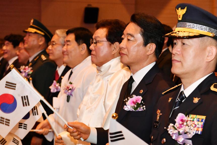 도의회 최학범 의장, 3·1절 만세삼창으로 독립정신 계승 뜻 모아 - 1