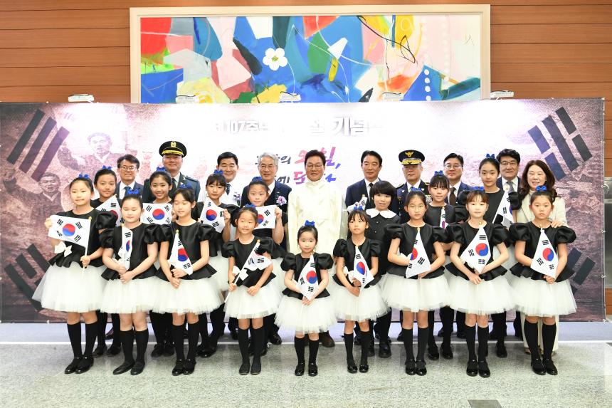 도의회 최학범 의장, 3·1절 만세삼창으로 독립정신 계승 뜻 모아 - 2