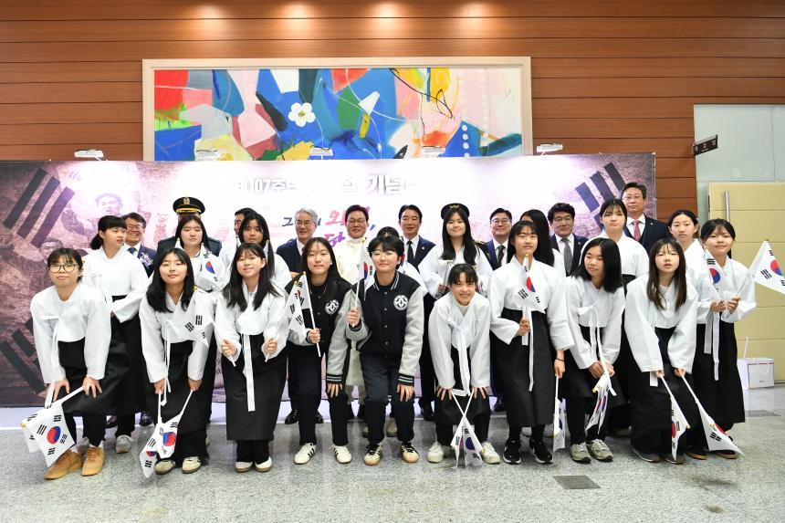 도의회 최학범 의장, 3·1절 만세삼창으로 독립정신 계승 뜻 모아 - 4